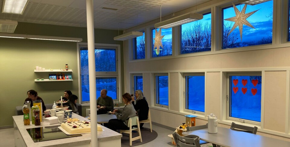 Foresatte og andre interesserte som kom innom på barnehageåpning, ble bydd på kaffe og kake. Her ser vi også det fine spisebordet og lekebordet til barna, med store vinduer som slipper inn godt med dagslys.