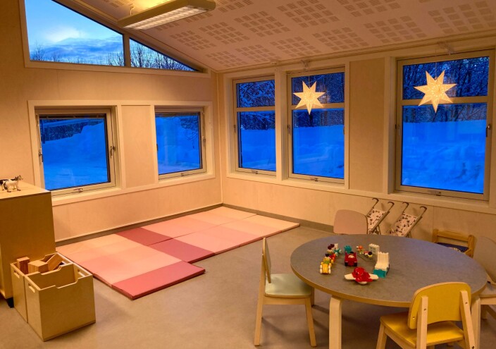 Store vindusflater, som slipper inn mye dagslys, og vinduene er i barnehøyde, så det er lett å se ut for de yngste. Store vindusflater, som slipper inn mye dagslys, og vinduene er i barnehøyde, så det er lett å se ut for de yngste.