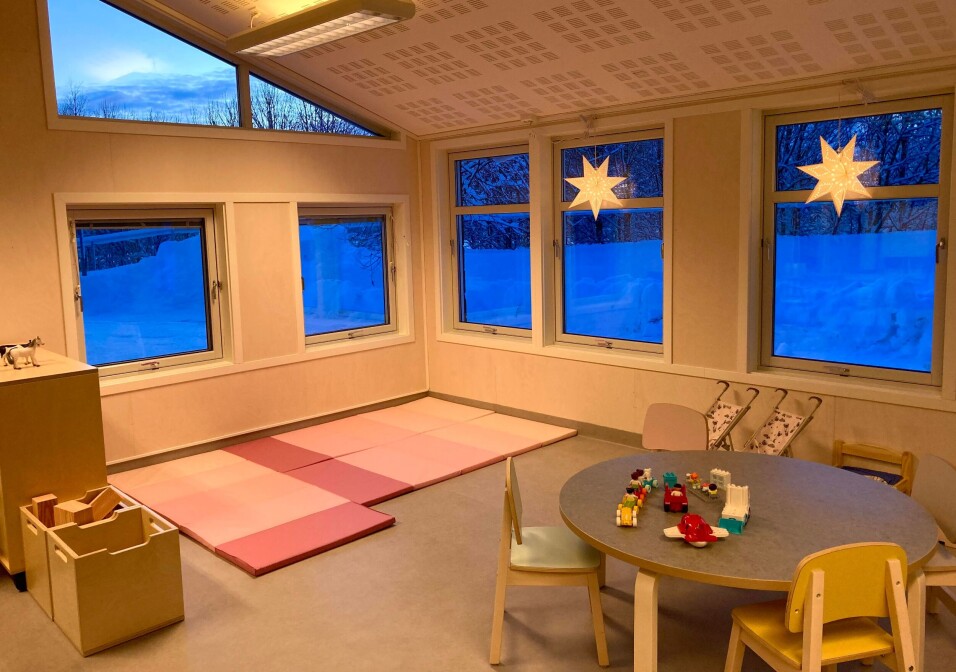 Store vindusflater, som slipper inn mye dagslys, og vinduene er i barnehøyde, så det er lett å se ut for de yngste.