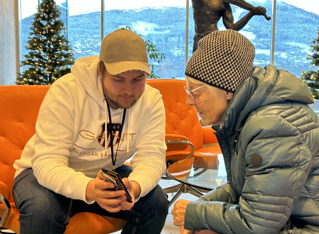 Eldrid har allerede tatt i bruk Svorka-appen. Her får hun en kjapp innføring i appen og alle de smarte funksjonene av Edin på kundeservice i Svorka. Eldrid har allerede tatt i bruk Svorka-appen. Her får hun en kjapp innføring i appen og alle de smarte funksjonene av Edin på kundeservice i Svorka.