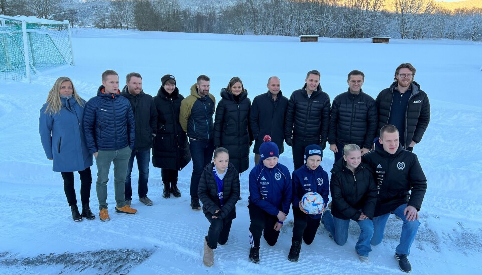 Sponsorer, arbeidsgruppemedlemmer og aktører samlet foran området der det kanskje står en splitter ny fotballhall om et års tid. Sponsorer, arbeidsgruppemedlemmer og aktører samlet foran området der det kanskje står en splitter ny fotballhall om et års tid.