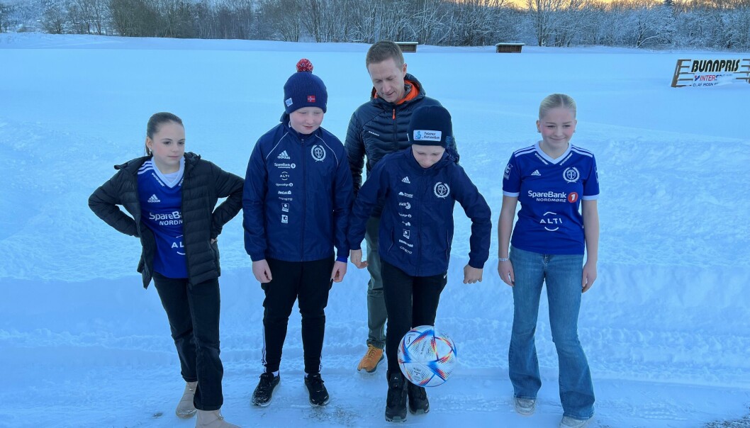 Idun Birkestøl, Aksel Kalstø Grimsmo, Even Rodal Haugen og Fride Aakvik håper det blir fotballhall.