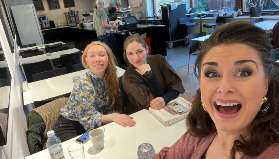 Her fikk eg drikke kaffe i kantina med Sibylle Glostedt og Frederikke Kampmann, to danske, fantastiske sopranar. Heldigvis for meg prøvesong dei for ein annan rolle.