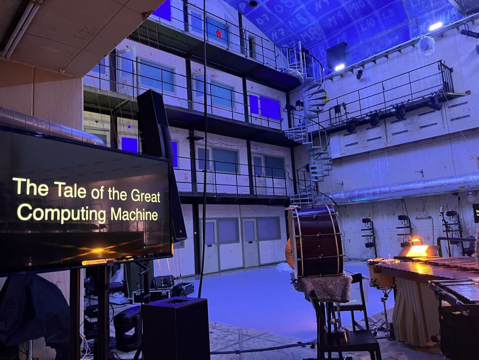 Slik ser det ut nede i reaktorhallen. Kvar kvadratmeter i taket er oppmerka for at dei skulle kunne måle radioaktiviteten der oppe i lang tid etterpå.