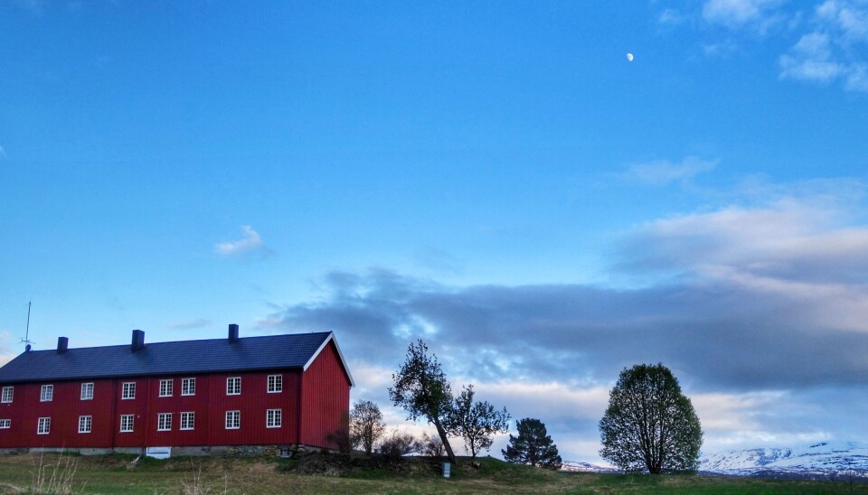 Landsem Austistu ved midnatt. Månen står over Trollheimen og sola er ikkje langt unna.
