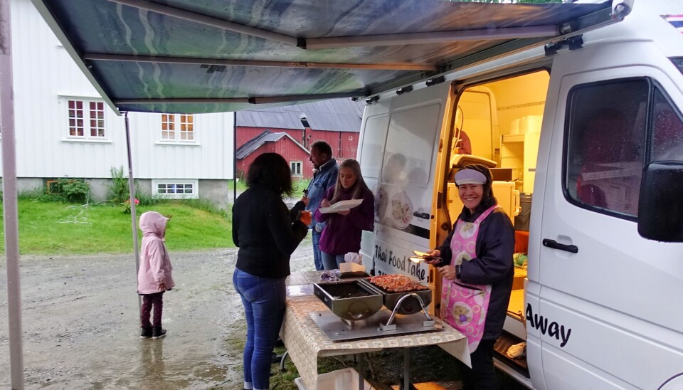 Dei første åra starta kvelden med grilling. No er det Pan Hoset som kjem med bilen sin frå Surnadal til Landsemgarden, så gjester og musikanter kan kjøpe seg mat. I bakgrunnen ser du gammelfjøset som vart reve i sommar.