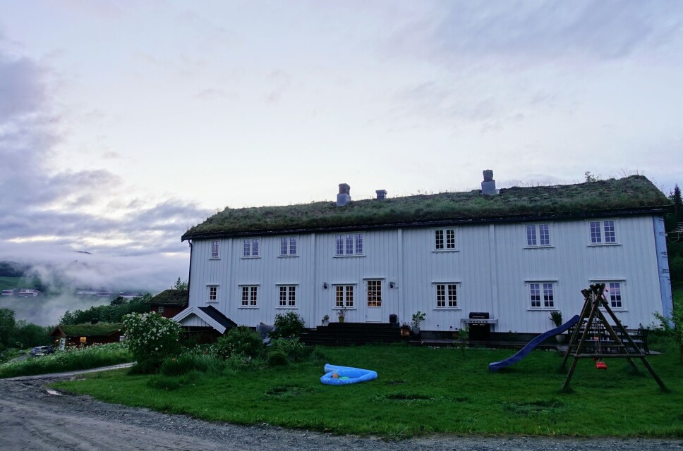 Frå Landsem Utistu ved midnatt med utsikt til Bjørnåsgardane. Det var sagt at når gammelbonden Jon sr, (bestefar til dagens bonde Jon jr) song, kunne dei høre det på Bjønnåsen.