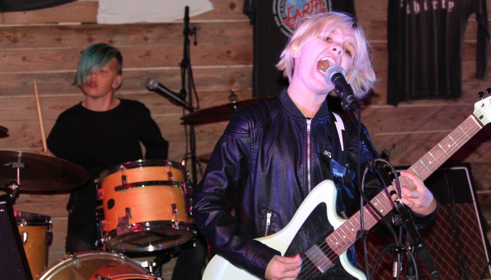 10 år gamle Leo på gitar saman med vennen Gustav Engevik Kristiansen med bandet Snøstorm i 2019.I år har Leo fått internasjonal platekontrakt under navnet Storm.