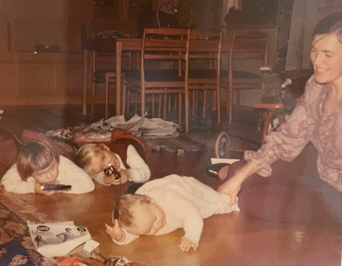 Ola, Ivar og Kari Gjøra saman med mor si, julekvelden 1973