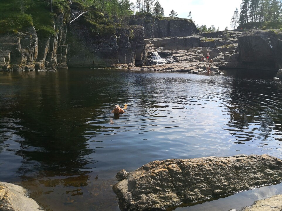 Nedafor fossen er det eit stor basseng som er litt rolegare,