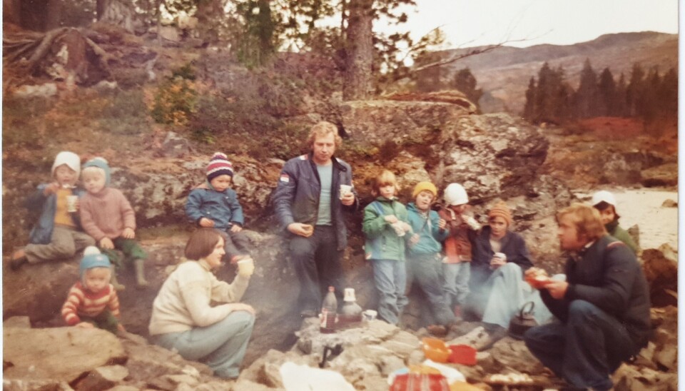Piknink ved Folda. Bak f.v: Siv, Ola, Håkon, Lars, Lene, Eli, Bente, Aud og Berit. Frammom: Nils, Gøril og Edvin. Alle med etter navn Bakken eller Solvik.