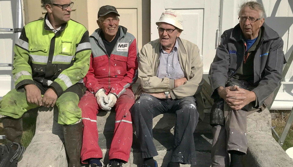 Pause under målardugnad i 2019. Frå venstre Bjarne Røen, Jan Nordvik, Sverre Kjølstad og Trond Stenberg.