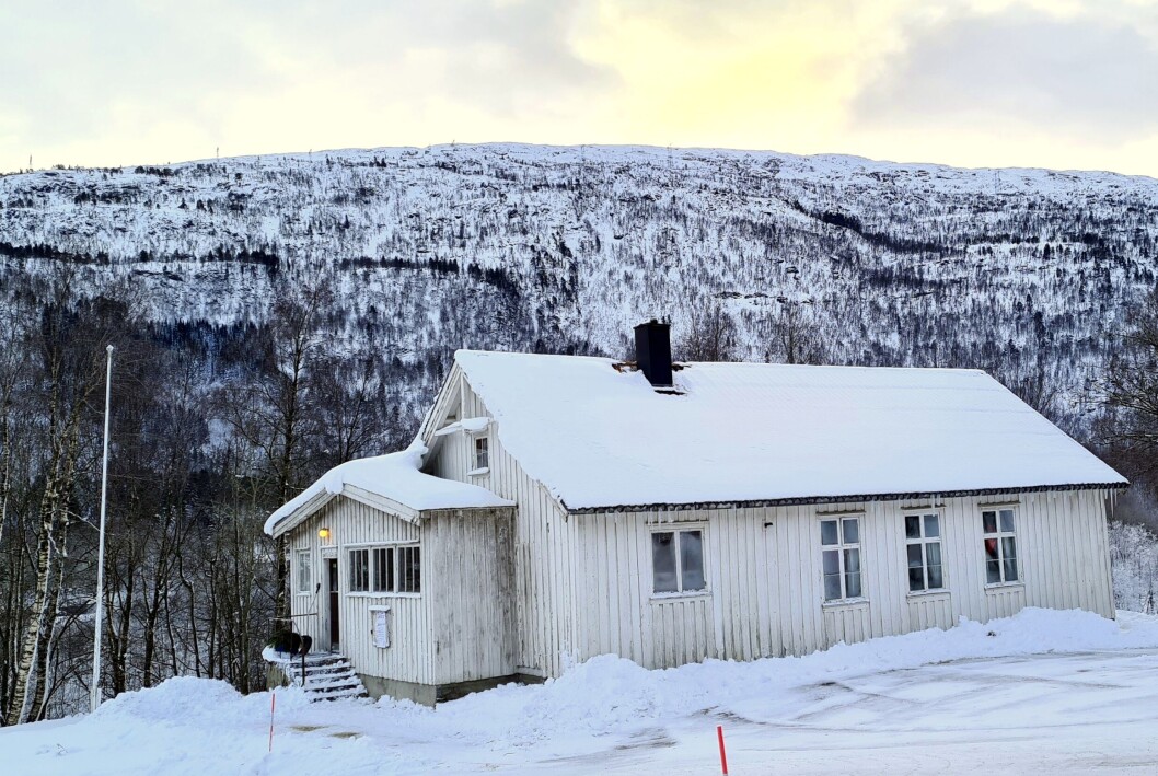 Dønnem bedehus ved Åmot med Sandfjellet . Dønnem bedehus ved Åmot med Sandfjellet .