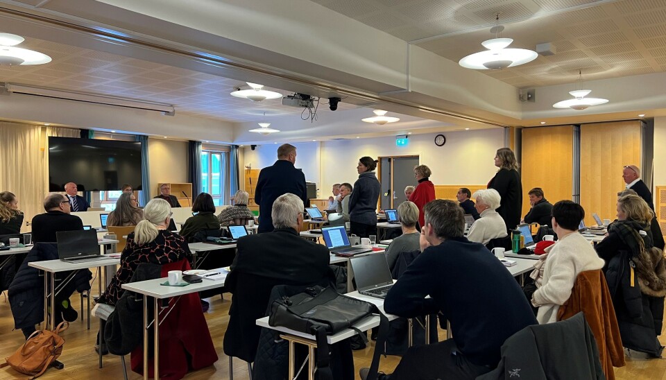 Fem sto, resten satt, og dermed ble støtten til fotballhall vedtatt. Fem sto, resten satt, og dermed ble støtten til fotballhall vedtatt.