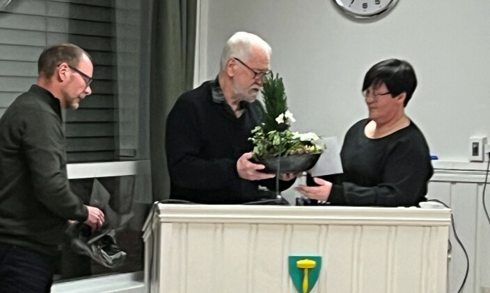 Varaordføreren overrakte blomster til avtroppende ordfører som takk for samarbeidet. Varaordføreren overrakte blomster til avtroppende ordfører som takk for samarbeidet.
