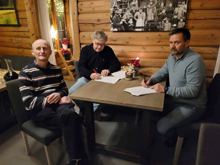 Avtalen er i boks. Einar Mork, Terje Talgø og Henning Mork. Avtalen er i boks. Einar Mork, Terje Talgø og Henning Mork.