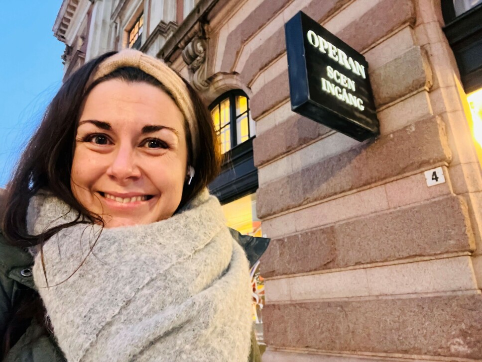 No er eg klar til å gå inn på operaen gjennom sceneinngangen for å levere premierepresangar og bli sminka.