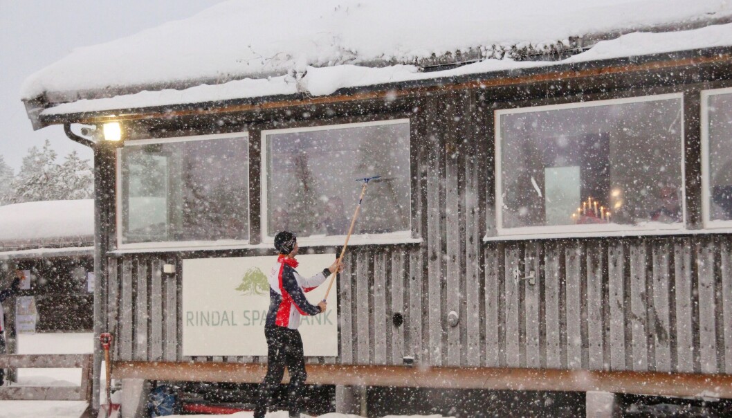 Tidtaker og speakertjenesten måtte ta bort snø fra vinduene for å kunne følge med. Tidtaker og speakertjenesten måtte ta bort snø fra vinduene for å kunne følge med.