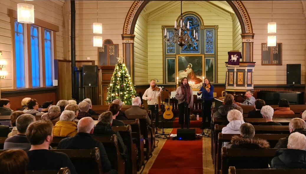 Øyvind Smidt, Marit Løfaldli, Ingrid Storlimo og Ronny Kjøsen skapte julestemning i Øvre Rindal kapell.