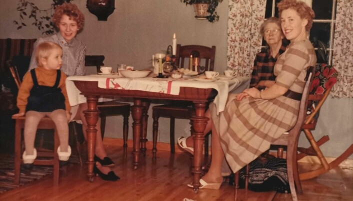 Frå venstre Tove Mogstad, Margrete Mogstad, Berta Stabell og Gudrun Stabell. Julekvelden1963 på Trøen i Stangvik.