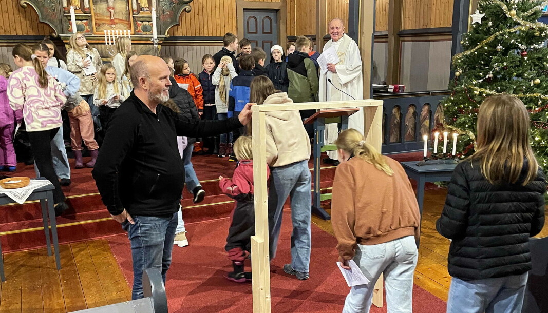 Koret i Stangvik-kyrkja vart «Fødselskyrkja» i Betlehem, og alle gjekk dit gjennom døropninga som var laga i rett størrelse! Koret i Stangvik-kyrkja vart «Fødselskyrkja» i Betlehem, og alle gjekk dit gjennom døropninga som var laga i rett størrelse!