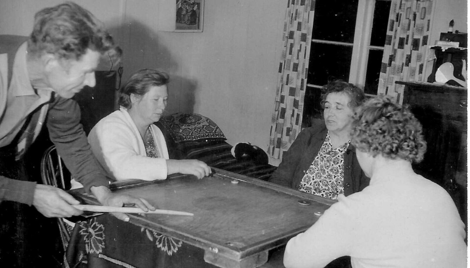 Kurong i Rønningainn på Kvanne. Nils Melhus og kona Ragna. Anna Nordvik, Målfrid Melhus. Kurong i Rønningainn på Kvanne. Nils Melhus og kona Ragna. Anna Nordvik, Målfrid Melhus.