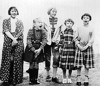 Fra min barndom på Øra. Her har vi kledd oss ut og sang for de som ville høre på oss. Fra venstre: Oddbjørg Sveen (Bolme), Eldbjørg Sveen (Flatekval), Brit Hegset (Sæter), Aud Solveig Sæter (Nes), Åse Jorunn Svorken