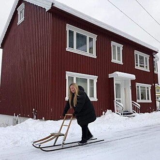 Barndomsheimen til Eldbjørg, Veiset . Tove Sveen, dotter til Eldbjørg, prøvar sparkføret. Barndomsheimen til Eldbjørg, Veiset . Tove Sveen, dotter til Eldbjørg, prøvar sparkføret.