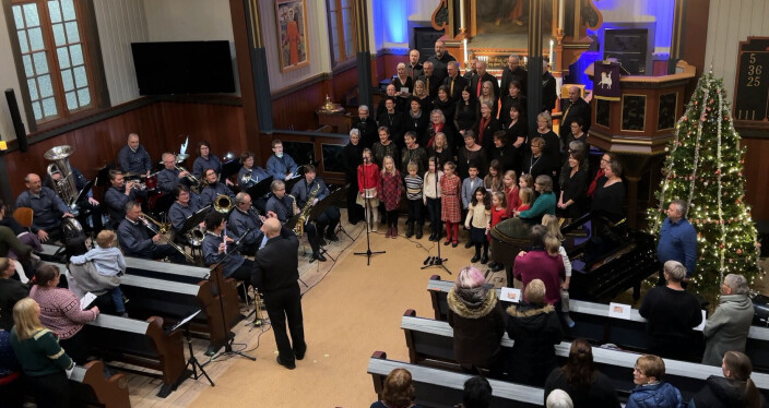 Avslutning på julekonserten med "Deilig er jorden" som allsang med kor og korps. Avslutning på julekonserten med "Deilig er jorden" som allsang med kor og korps.