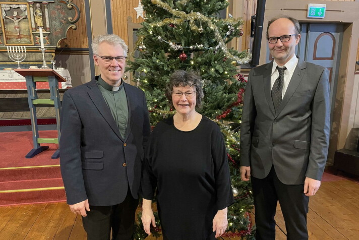 Sentrale aktørar under høgtidsgudstenesta i Stangvik. Frå venstre Odd Erik Stendahl, Karen Oddny Husby Gravvold og Per Arne Hyldbakk. Sistnemnte er «julebarn» og fylte 52 år denne dagen! Sentrale aktørar under høgtidsgudstenesta i Stangvik. Frå venstre Odd Erik Stendahl, Karen Oddny Husby Gravvold og Per Arne Hyldbakk. Sistnemnte er «julebarn» og fylte 52 år denne dagen!