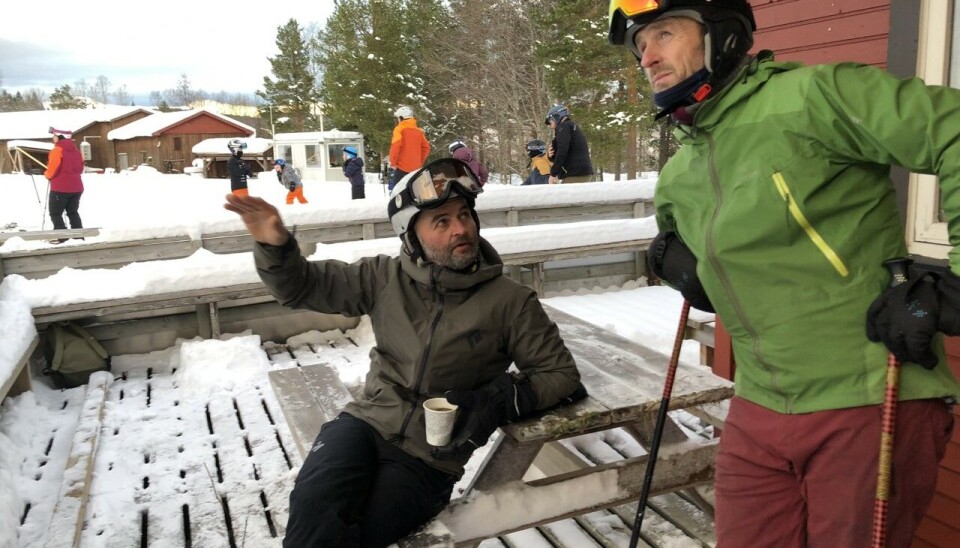 To av parkbyggarane, Øystein Fiske og Hallvor Drøpping, vart observert i ivrig planlegging utom varmestua.