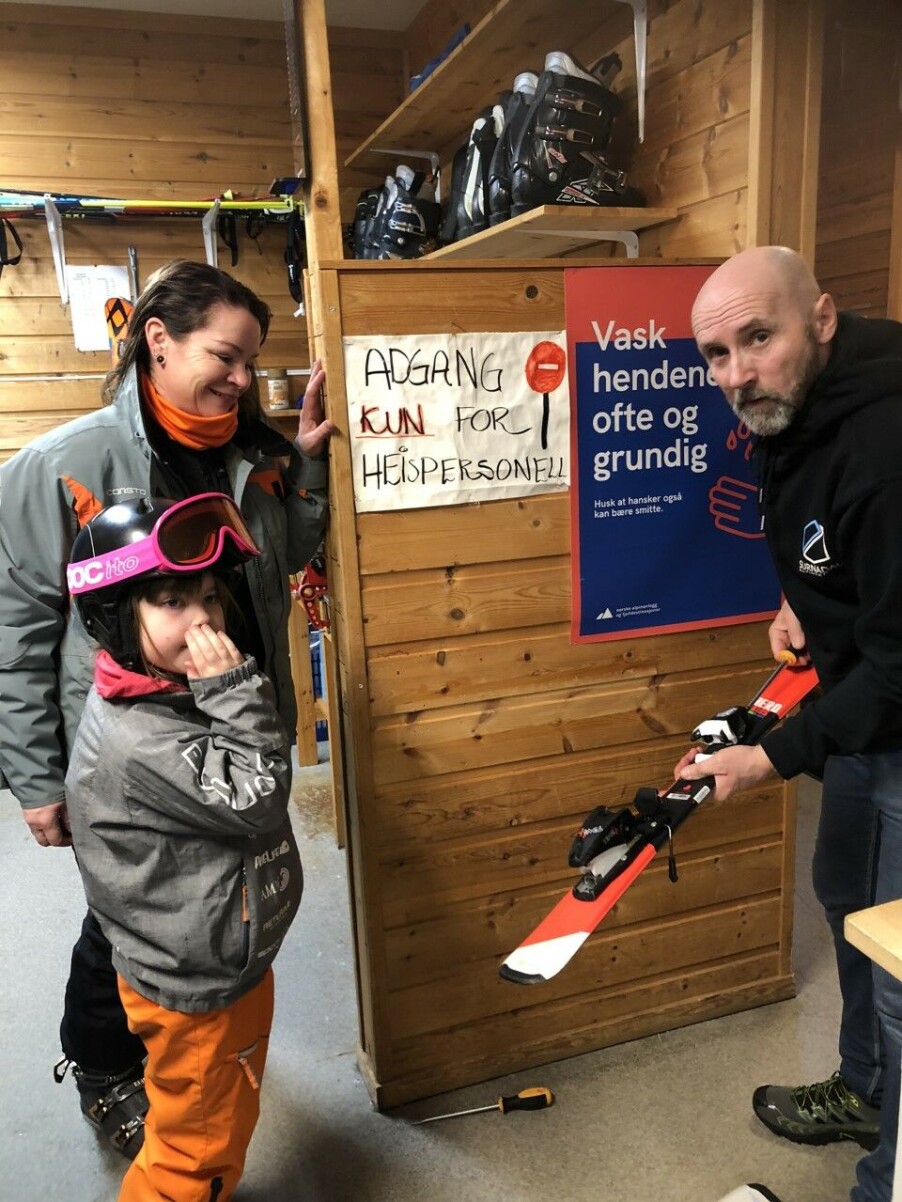 Olise Øverland får hjelp av Lyder Bævre til å justere bindingane sine.