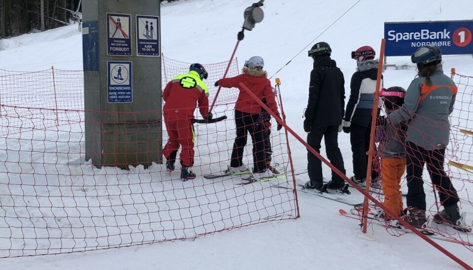 Heisvaktene er alltid klare til å assistere gjestane på heisen.