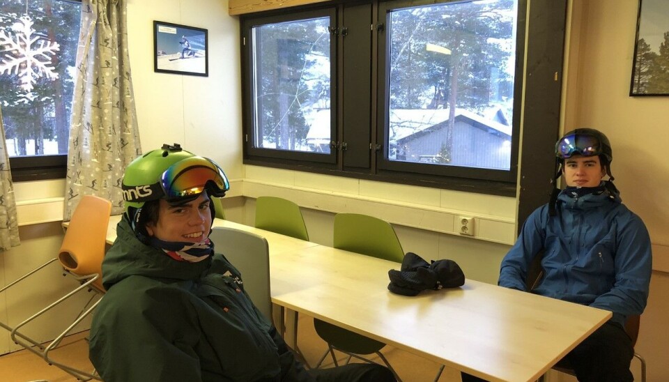 Thor Alfred og Eirik Lediard var dei første som dukka opp og satt og venta på at heisen skulle starte. Dei gler seg på ny sesong, og trur det blir ein del timar i bakken.