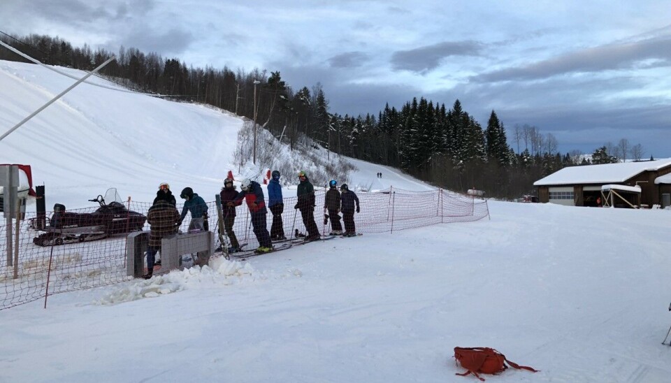 Tolmodig kø ventar på at klokka skulle bli 11.00.