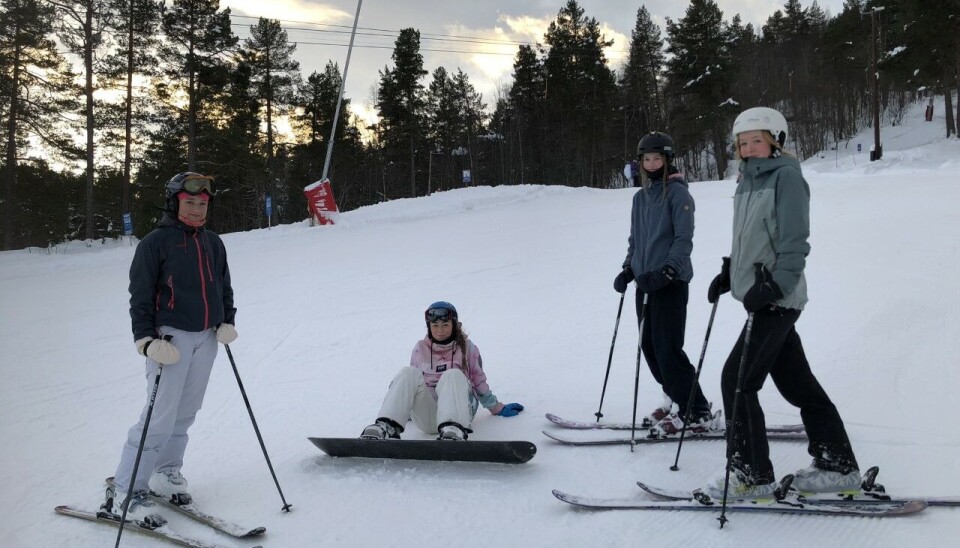 Tøffaste jentene i bakken. Solveig, Eirin, Signe og Eline ville ikkje gå glipp av opninga. Eirin var ein av få brettkøyrarar å sjå i dag.