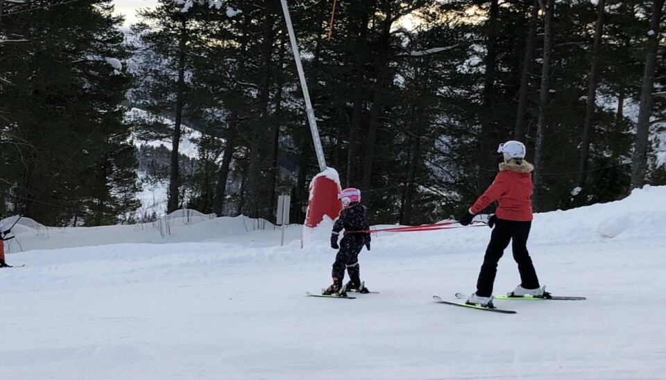Silje Kristin Kallset Vikavoll og Tiril øver med sele.