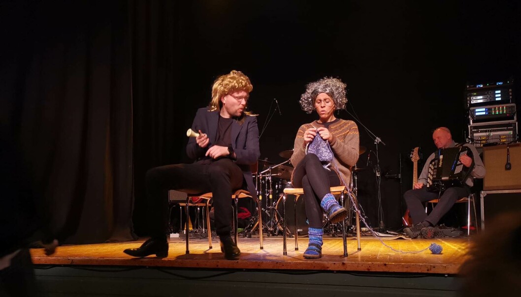 Trond Ivar Fiske Pedersen og Øyunn Fugelsøy i «Protest mot revyen». Trond Ivar Fiske Pedersen og Øyunn Fugelsøy i «Protest mot revyen».