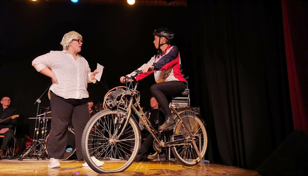 Bøgda ronjt med Vibeke Langli på sykkel. Bøgda ronjt med Vibeke Langli på sykkel.