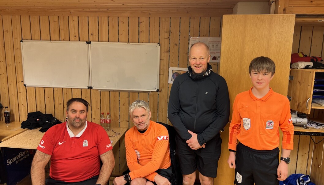 Dommerne: Svein Ola Fiske, Ola Magne Nordvik, Kurt-Einar Ansnes og Øystein Lysø hadde ansvar for å holde alle utøvere på matta. Per Iver Skrøvseth hadde allerede dømt seg ferdig. Dommerne: Svein Ola Fiske, Ola Magne Nordvik, Kurt-Einar Ansnes og Øystein Lysø hadde ansvar for å holde alle utøvere på matta. Per Iver Skrøvseth hadde allerede dømt seg ferdig.