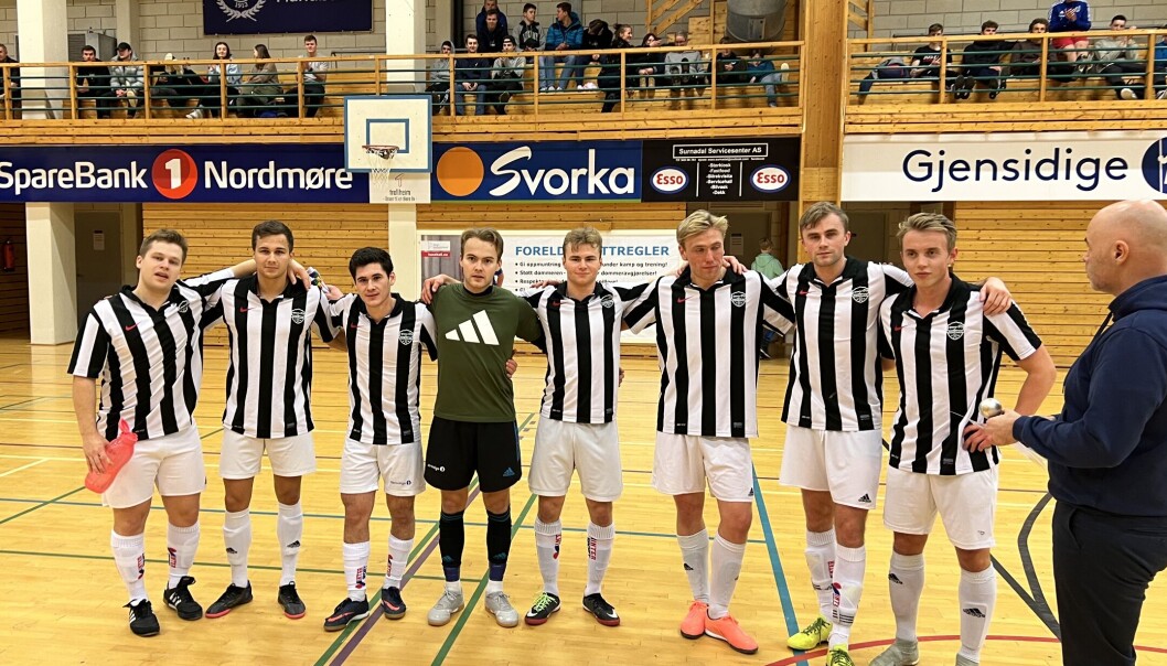 Bronse til Frikksjon. Fra venstre: Erik Kvendset Andersen, Sindre Fiske, Sindre Hyldbakk Kvande, Torstein Snekvik, Vegard Gjul, Frikk Hauglann Talgø, Tore Næss og Ingebrigt Løfaldli Bronse til Frikksjon. Fra venstre: Erik Kvendset Andersen, Sindre Fiske, Sindre Hyldbakk Kvande, Torstein Snekvik, Vegard Gjul, Frikk Hauglann Talgø, Tore Næss og Ingebrigt Løfaldli