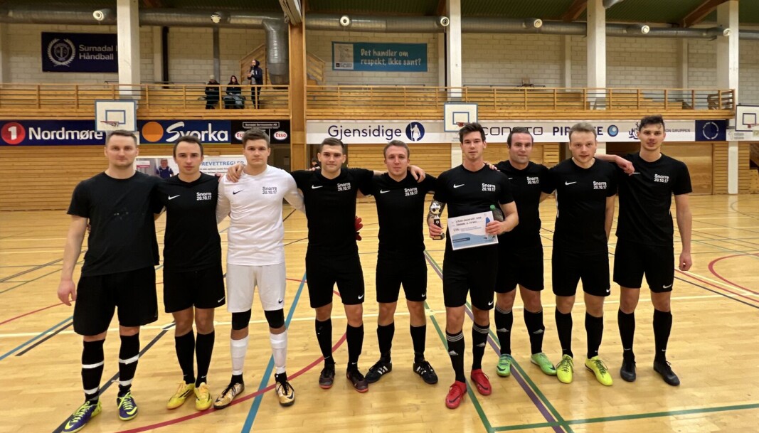 Sølv til guttene på Ballatasaray. Fra venstre: Sivert Fiske Strand, Håkon Sæther, Mattis Fiske, Lars Mogstad, Ludvig Bele Sæterbø, Ola Øyen Saltrø, Ørjan Nes Haugen, Emil Haugen Ansnes og Sander Smevoll. Sølv til guttene på Ballatasaray. Fra venstre: Sivert Fiske Strand, Håkon Sæther, Mattis Fiske, Lars Mogstad, Ludvig Bele Sæterbø, Ola Øyen Saltrø, Ørjan Nes Haugen, Emil Haugen Ansnes og Sander Smevoll.