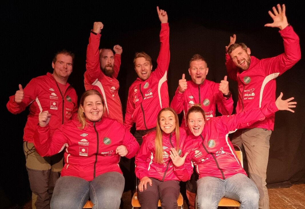 Musikkvideo med ØSIL-drakt, så klart. Øvert fra venstre Bjørn Moen, Kristian Nerland, Trond Ivar Pedersen Fiske, Nils Inge Aasgård og Gøran Bolme. Foran: Silje Beate Holten, Øyunn Aune og Jorund Talgø Musikkvideo med ØSIL-drakt, så klart. Øvert fra venstre Bjørn Moen, Kristian Nerland, Trond Ivar Pedersen Fiske, Nils Inge Aasgård og Gøran Bolme. Foran: Silje Beate Holten, Øyunn Aune og Jorund Talgø