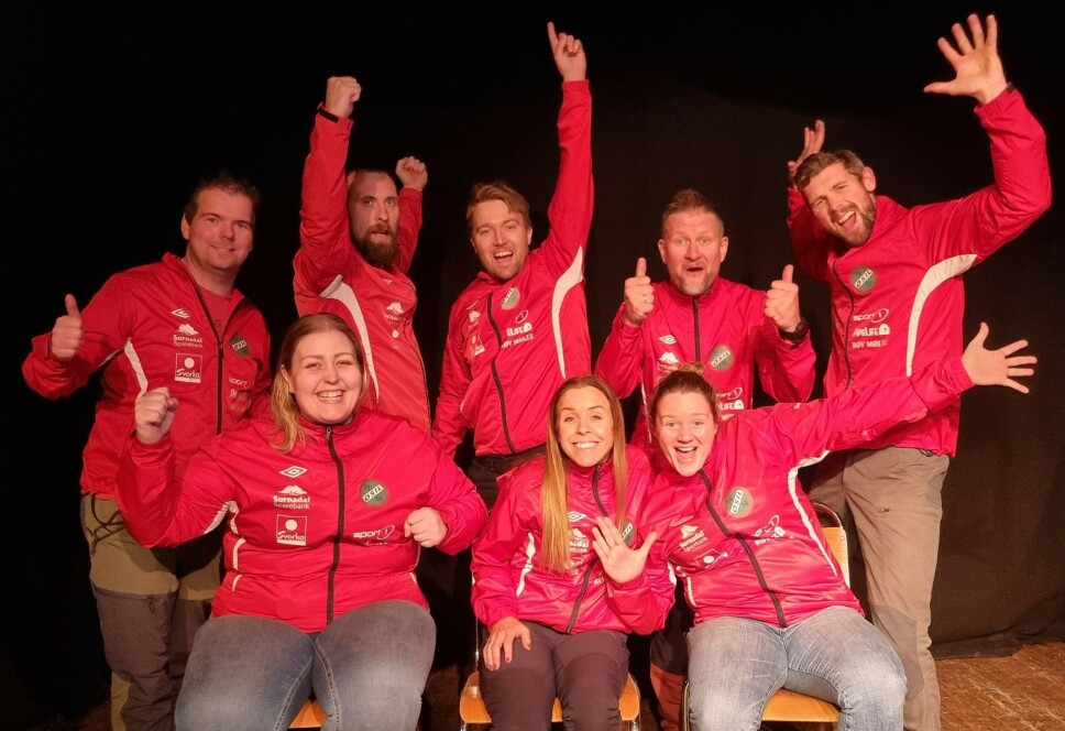 Musikkvideo med ØSIL-drakt, så klart. Øvert fra venstre Bjørn Moen, Kristian Nerland, Trond Ivar Pedersen Fiske, Nils Inge Aasgård og Gøran Bolme. Foran: Silje Beate Holten, Øyunn Aune og Jorund Talgø