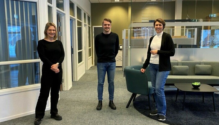 Ina Hamnes, Jonas Ranheim Rognskog og Arnhild Foseide Fagerholt i Rindal Sparebank. Ina Hamnes, Jonas Ranheim Rognskog og Arnhild Foseide Fagerholt i Rindal Sparebank.