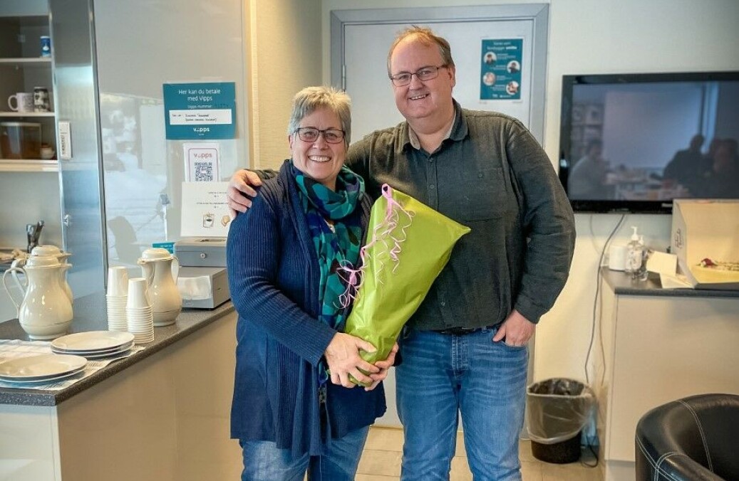 Økonomi- og administrasjonssjef Svein Erik Nilsen overrekker Ragnhild Brønstad en oppmerksomhet fra Surnadal Transport. Økonomi- og administrasjonssjef Svein Erik Nilsen overrekker Ragnhild Brønstad en oppmerksomhet fra Surnadal Transport.