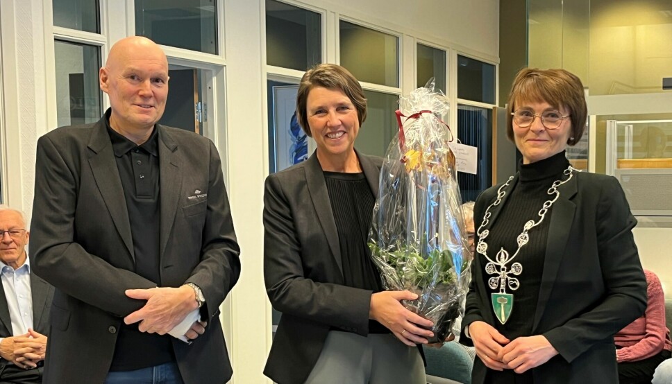 Ordfører Mildrid Kattem Aune gratulerte Magne Bjørnstad og Arnhild Foseide Fagerholt med jubileet.