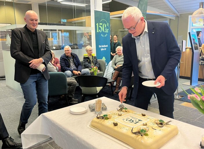 Styrelederen tar den første biten av jubileumskaka. Styrelederen tar den første biten av jubileumskaka.