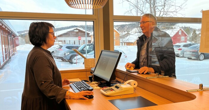 Ole Trygve Foseide setter inn penger i banken "på gammelmåten" på jubileumsdagen. Kristin Langli, som for øvrig har vært ansatt i banken i 35 år, tok imot innskuddet. Ole Trygve Foseide setter inn penger i banken "på gammelmåten" på jubileumsdagen. Kristin Langli, som for øvrig har vært ansatt i banken i 35 år, tok imot innskuddet.