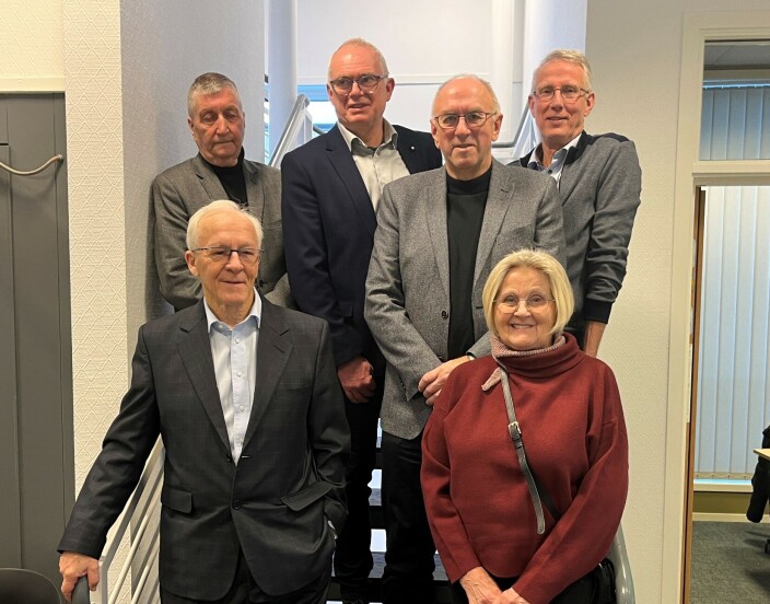 Tidligere banksjef, tidligere styreledere og nåværende styreleder i Rindal Sparebank. Foran f.v. Jostein Grytbakk og Ingrid Rognskog. Bak f.v. Svein Skjølsvold, Per Kristian Øwre, Odd Inge Løfald og Ola T Heggem. Tidligere banksjef, tidligere styreledere og nåværende styreleder i Rindal Sparebank. Foran f.v. Jostein Grytbakk og Ingrid Rognskog. Bak f.v. Svein Skjølsvold, Per Kristian Øwre, Odd Inge Løfald og Ola T Heggem.